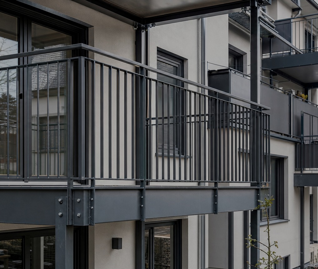 Moderner Balkon mit Geländer in Anthrazit